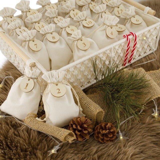 Boho Adventskalenderkorb zum Befüllen – mit 24 Stoffbeuteln & Sternen-Lichterkette